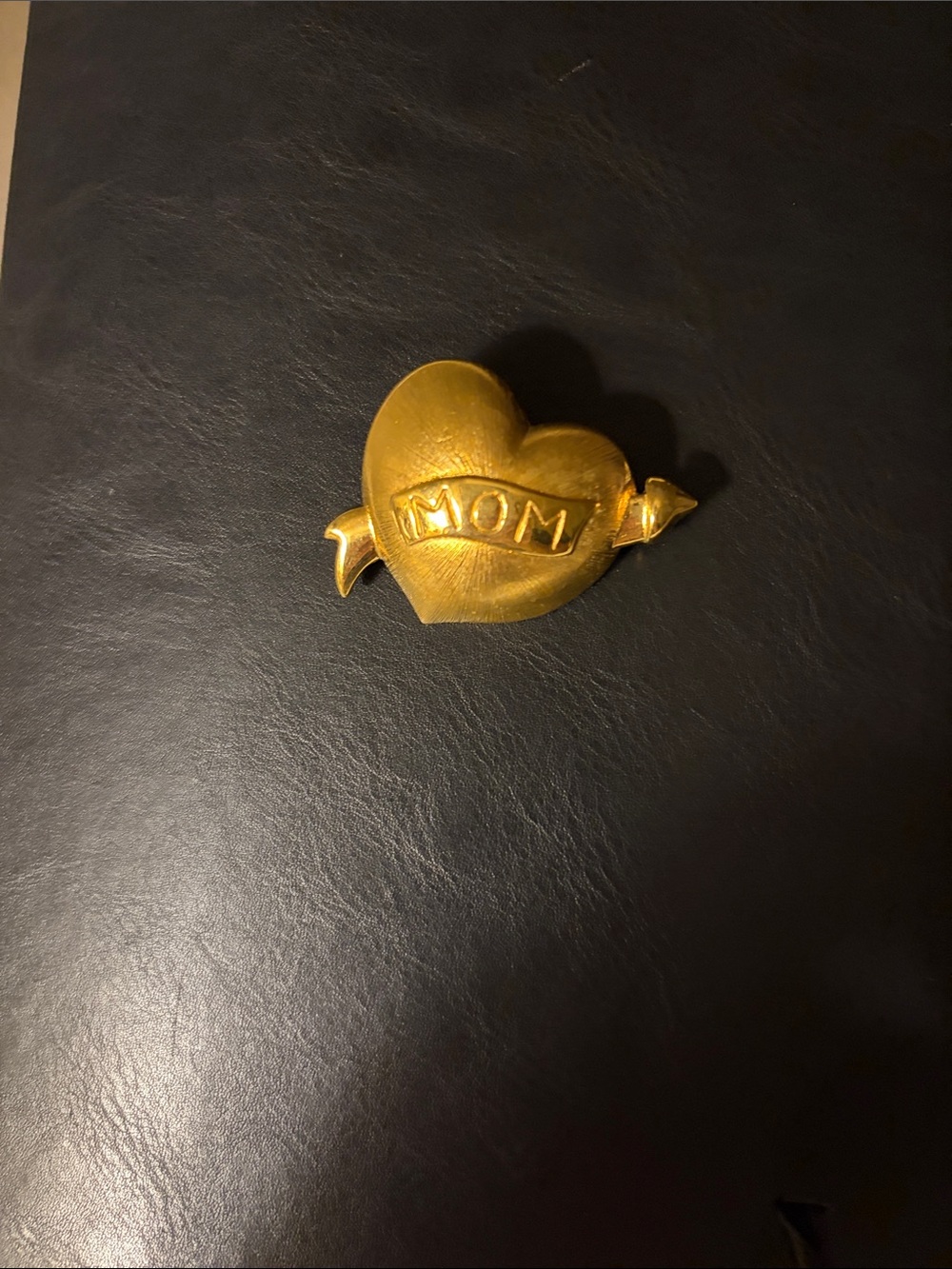 Vintage gold toned puffed heart pin with banner inscription of Mom and arrow.